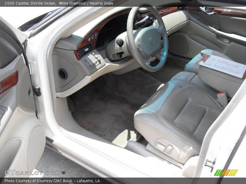 White Diamond / Neutral Shale 2000 Cadillac DeVille Sedan