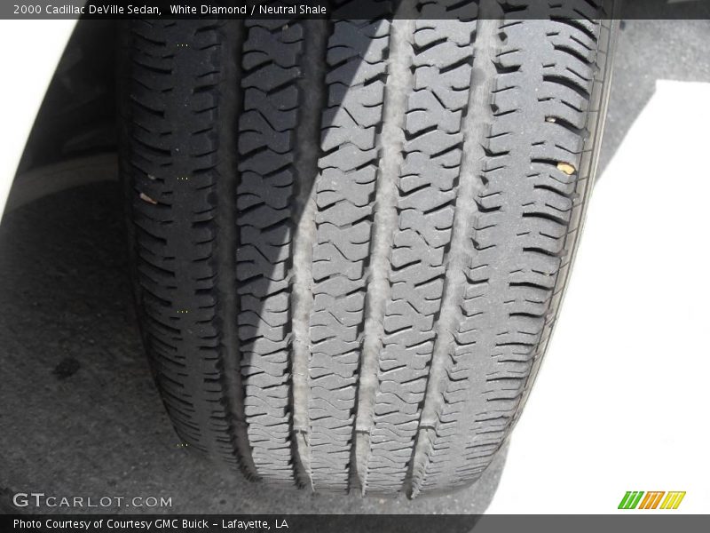 White Diamond / Neutral Shale 2000 Cadillac DeVille Sedan