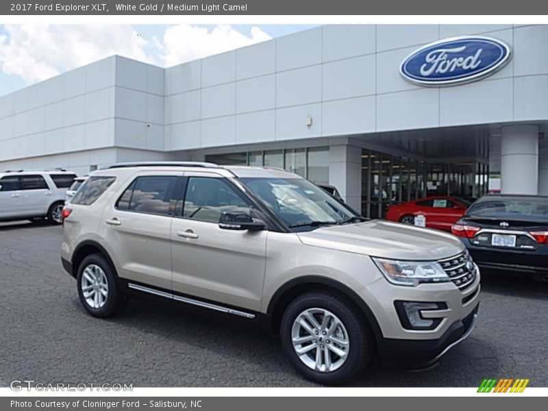 Front 3/4 View of 2017 Explorer XLT