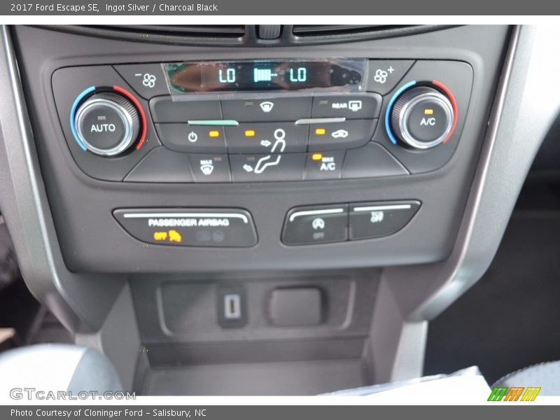 Ingot Silver / Charcoal Black 2017 Ford Escape SE