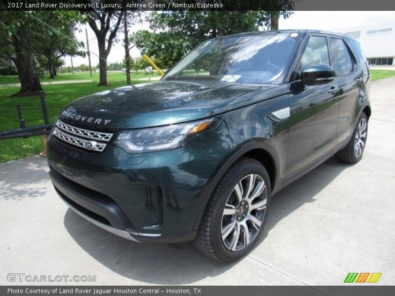 Front 3/4 View of 2017 Discovery HSE Luxury