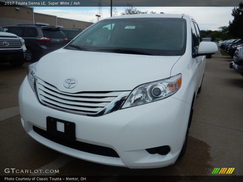 Super White / Ash 2017 Toyota Sienna LE