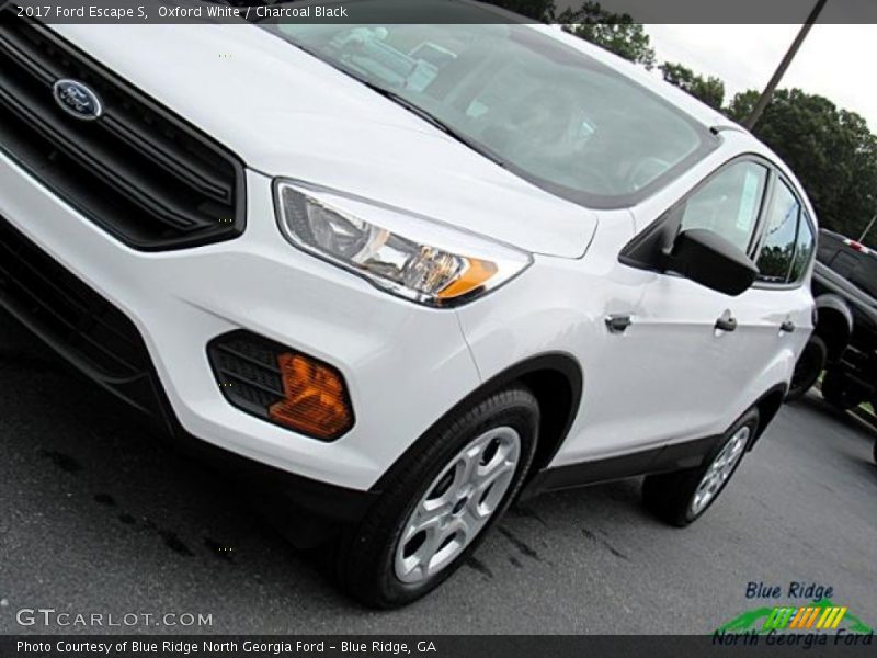 Oxford White / Charcoal Black 2017 Ford Escape S