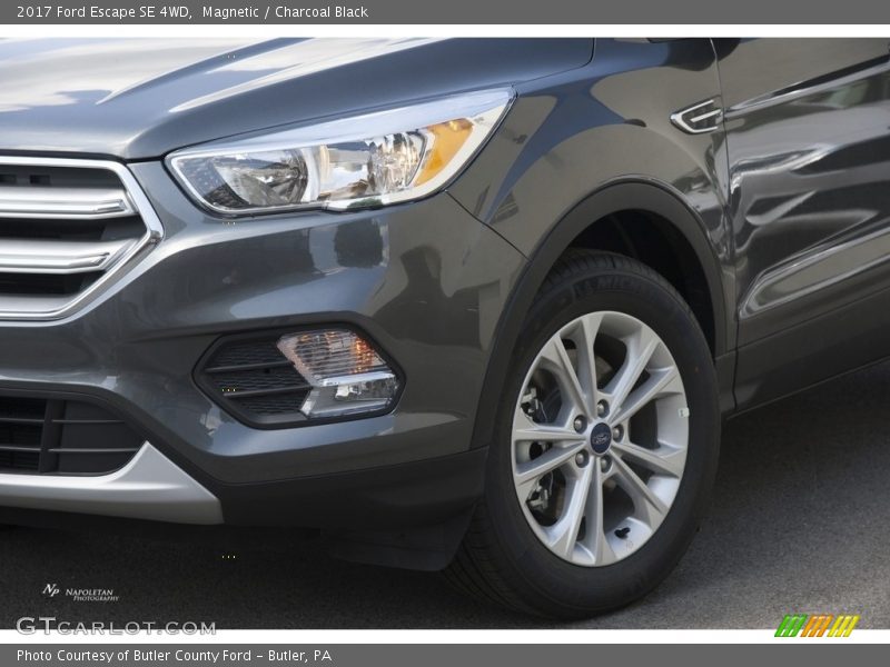 Magnetic / Charcoal Black 2017 Ford Escape SE 4WD