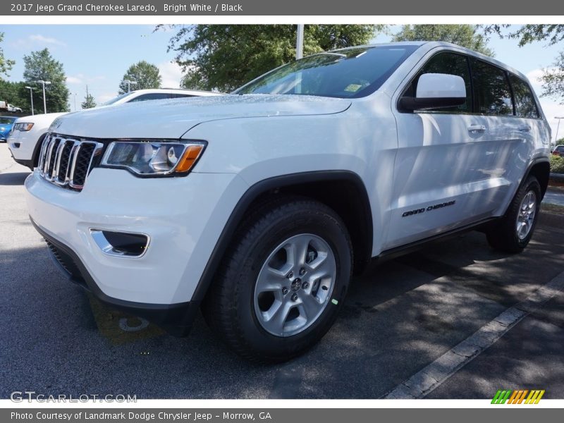 Bright White / Black 2017 Jeep Grand Cherokee Laredo