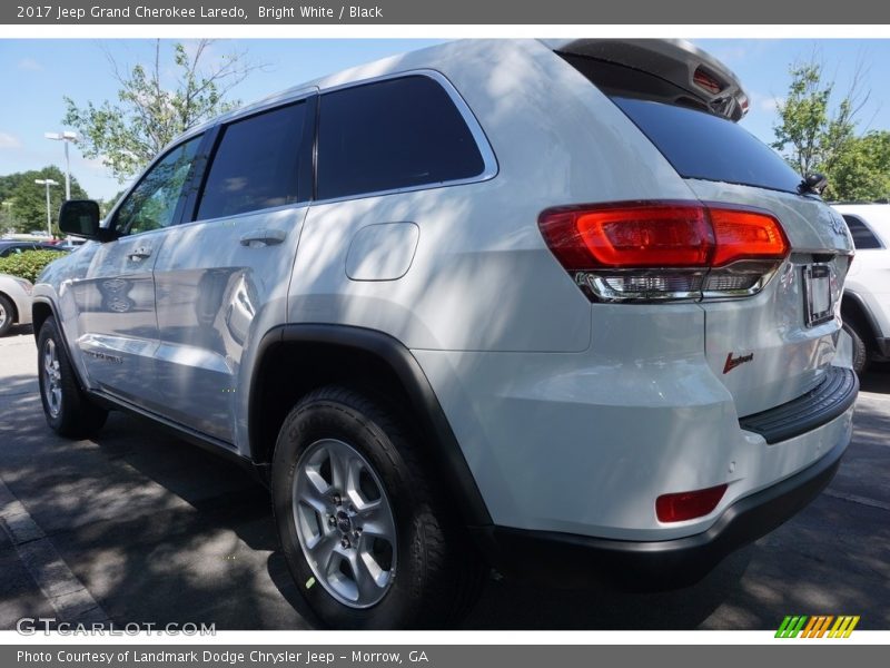 Bright White / Black 2017 Jeep Grand Cherokee Laredo