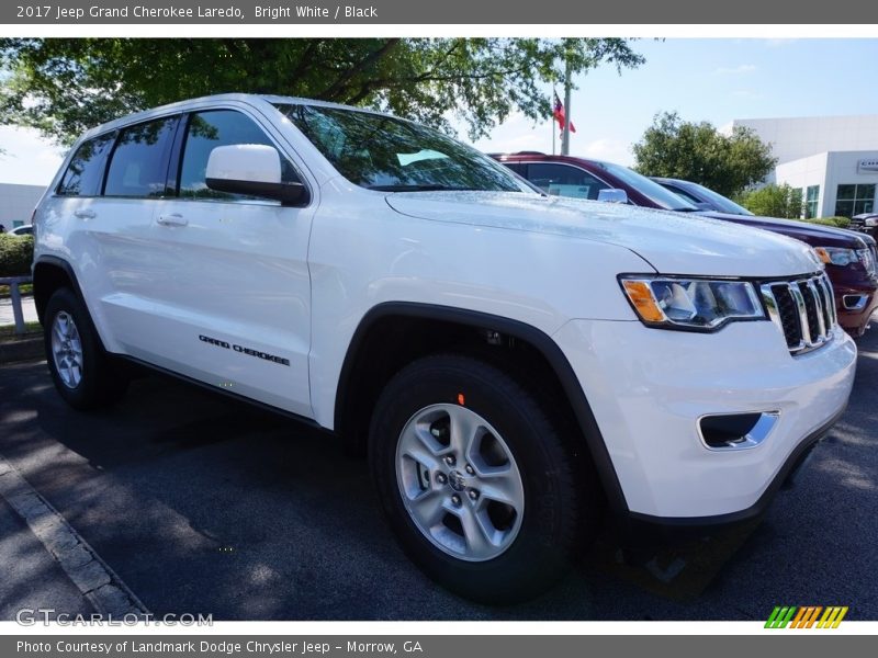 Bright White / Black 2017 Jeep Grand Cherokee Laredo