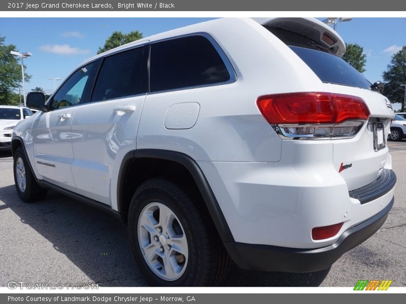 Bright White / Black 2017 Jeep Grand Cherokee Laredo