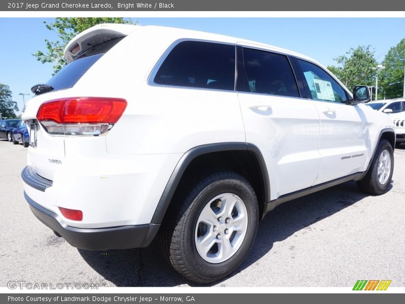 Bright White / Black 2017 Jeep Grand Cherokee Laredo