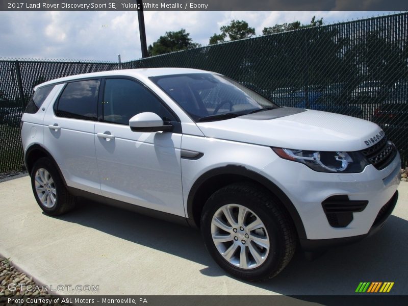 Yulong White Metallic / Ebony 2017 Land Rover Discovery Sport SE