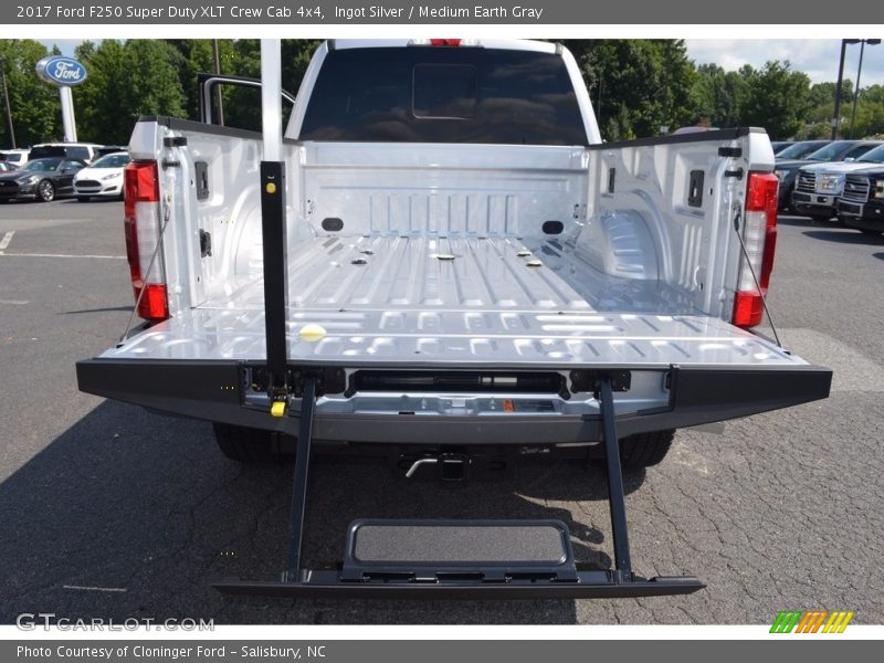 Ingot Silver / Medium Earth Gray 2017 Ford F250 Super Duty XLT Crew Cab 4x4