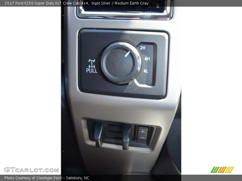 Ingot Silver / Medium Earth Gray 2017 Ford F250 Super Duty XLT Crew Cab 4x4