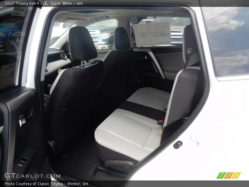 Super White / Ash 2017 Toyota RAV4 XLE