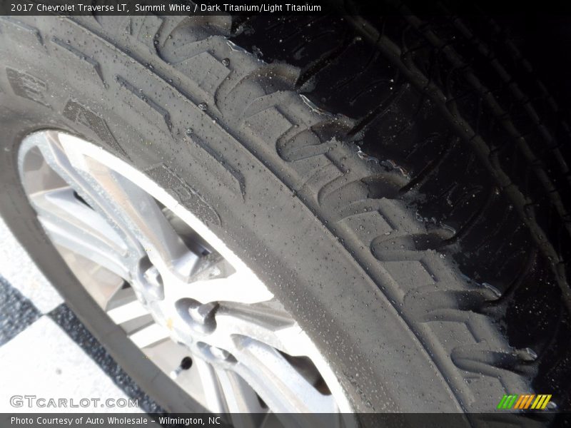 Summit White / Dark Titanium/Light Titanium 2017 Chevrolet Traverse LT