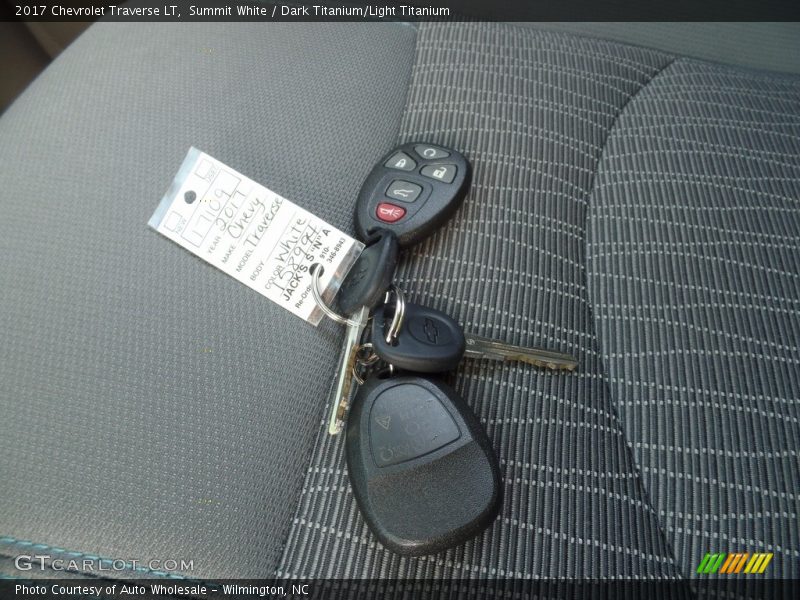 Summit White / Dark Titanium/Light Titanium 2017 Chevrolet Traverse LT