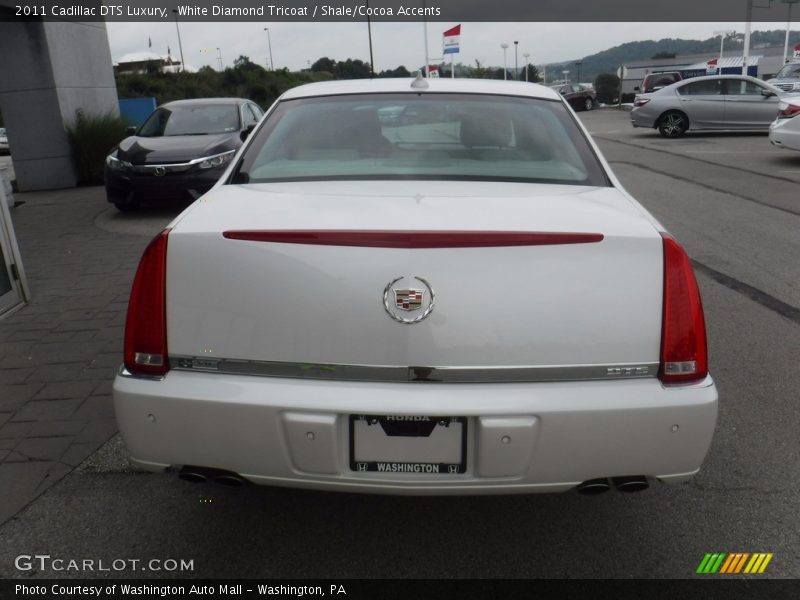 White Diamond Tricoat / Shale/Cocoa Accents 2011 Cadillac DTS Luxury