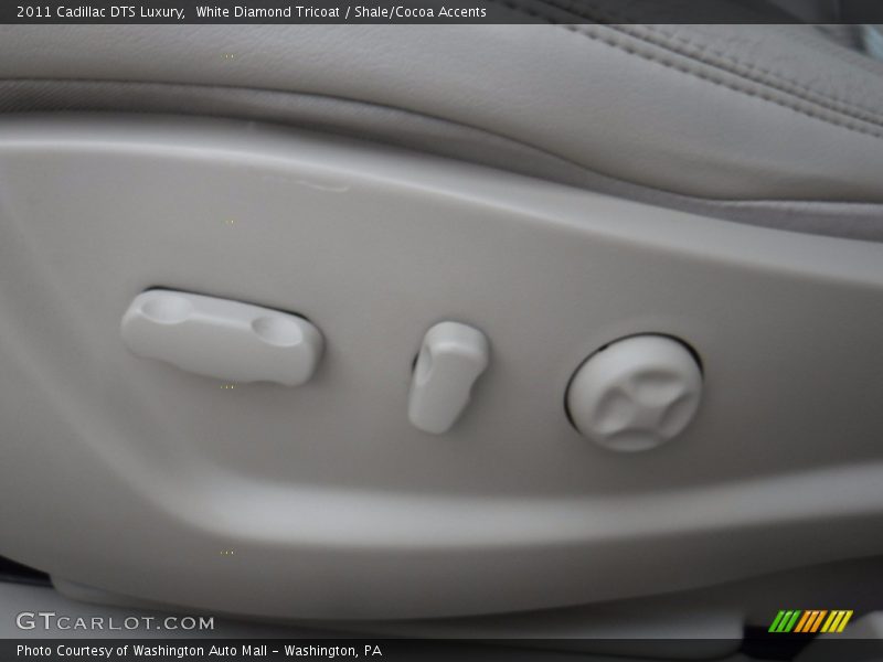 White Diamond Tricoat / Shale/Cocoa Accents 2011 Cadillac DTS Luxury