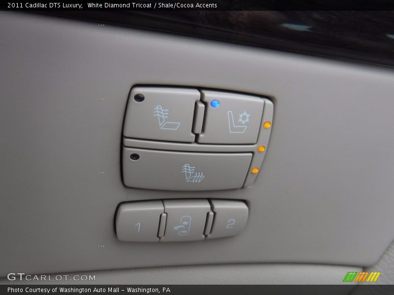 White Diamond Tricoat / Shale/Cocoa Accents 2011 Cadillac DTS Luxury