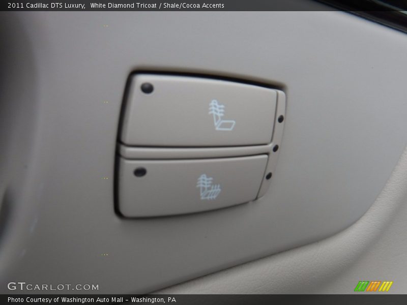 White Diamond Tricoat / Shale/Cocoa Accents 2011 Cadillac DTS Luxury