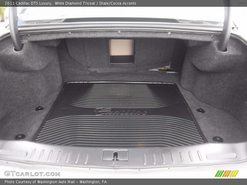 White Diamond Tricoat / Shale/Cocoa Accents 2011 Cadillac DTS Luxury