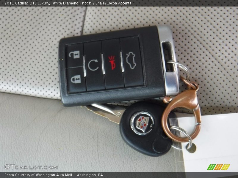White Diamond Tricoat / Shale/Cocoa Accents 2011 Cadillac DTS Luxury