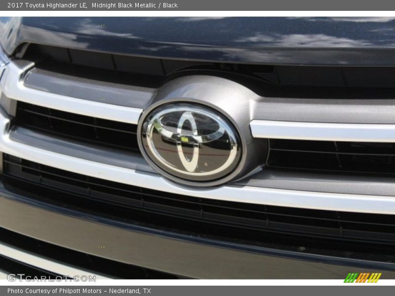 Midnight Black Metallic / Black 2017 Toyota Highlander LE