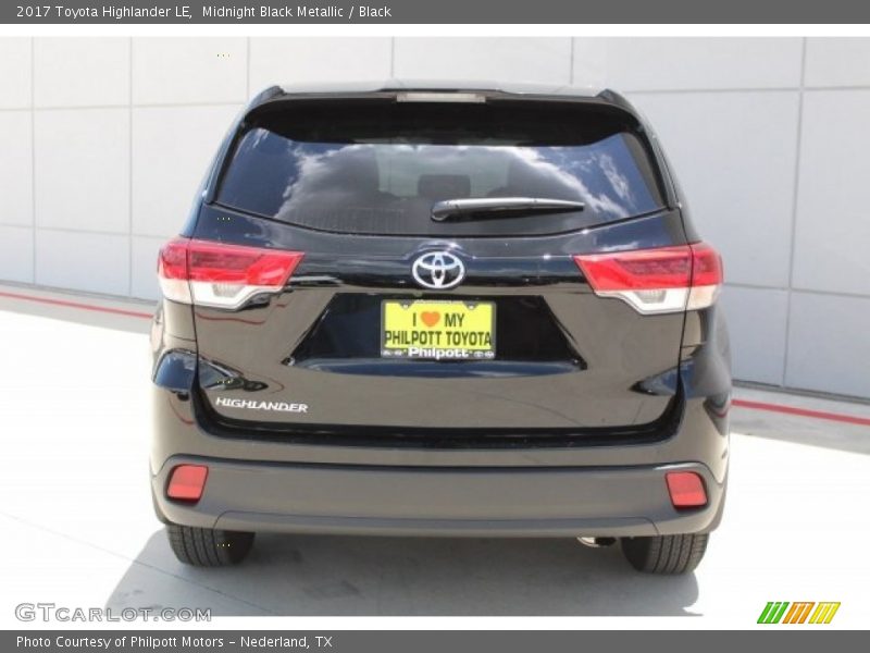 Midnight Black Metallic / Black 2017 Toyota Highlander LE