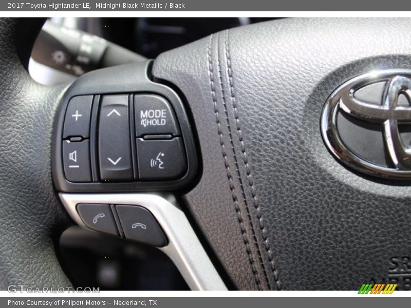 Midnight Black Metallic / Black 2017 Toyota Highlander LE