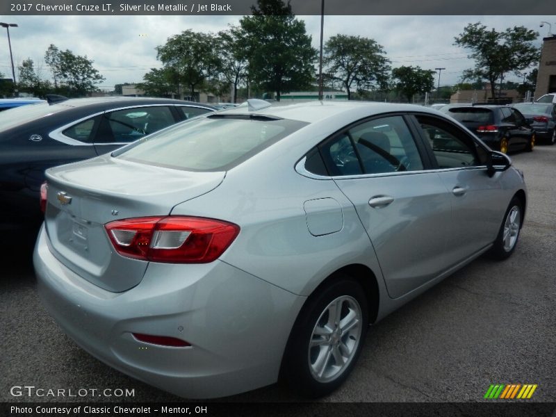 Silver Ice Metallic / Jet Black 2017 Chevrolet Cruze LT