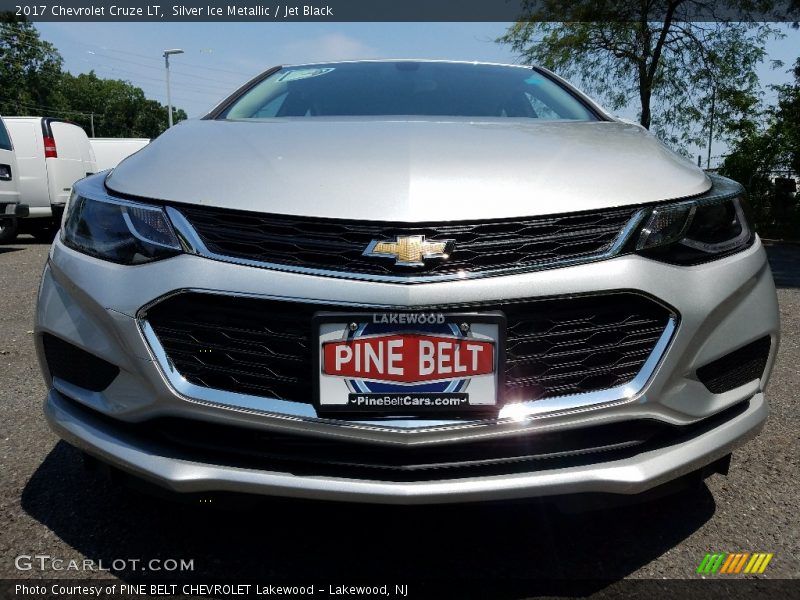 Silver Ice Metallic / Jet Black 2017 Chevrolet Cruze LT