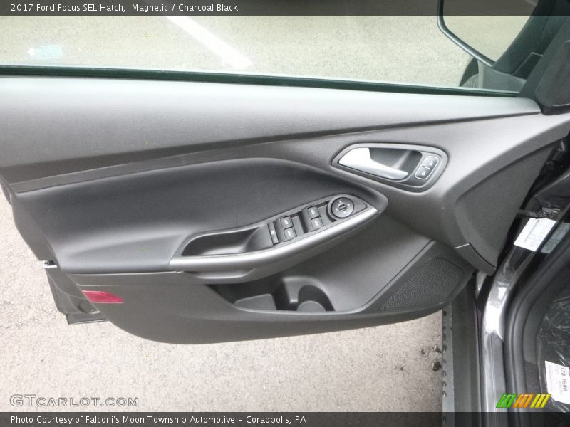 Magnetic / Charcoal Black 2017 Ford Focus SEL Hatch