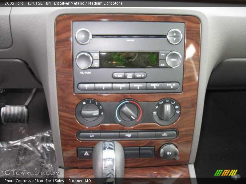 Brilliant Silver Metallic / Medium Light Stone 2009 Ford Taurus SE