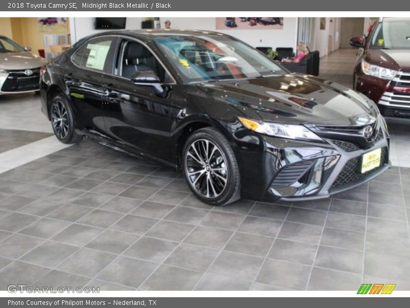 Front 3/4 View of 2018 Camry SE