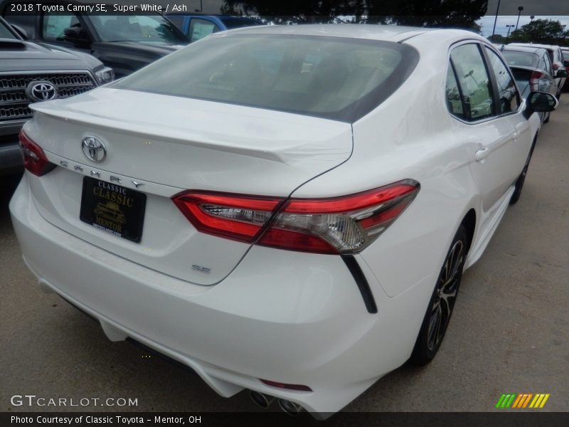 Super White / Ash 2018 Toyota Camry SE