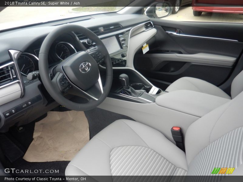 Super White / Ash 2018 Toyota Camry SE