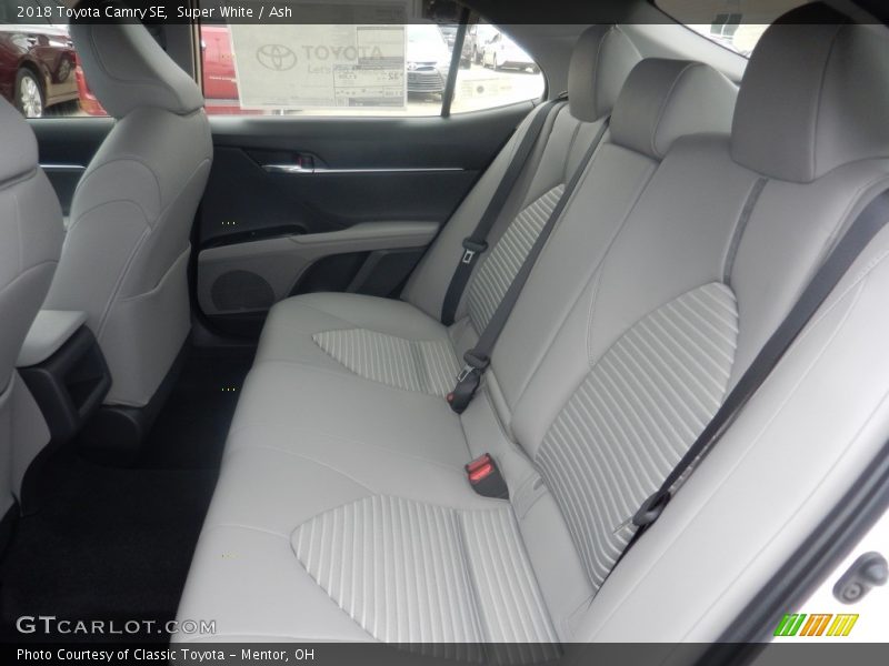 Super White / Ash 2018 Toyota Camry SE