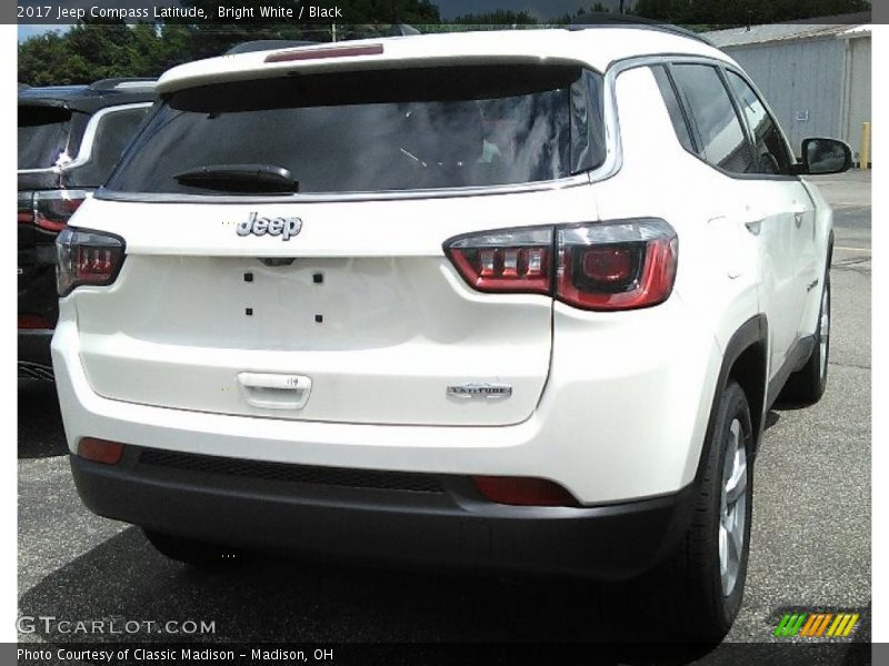 Bright White / Black 2017 Jeep Compass Latitude
