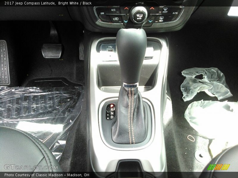 Bright White / Black 2017 Jeep Compass Latitude