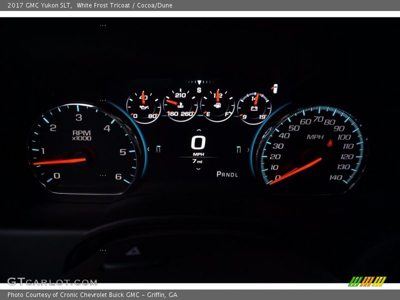 White Frost Tricoat / Cocoa/Dune 2017 GMC Yukon SLT
