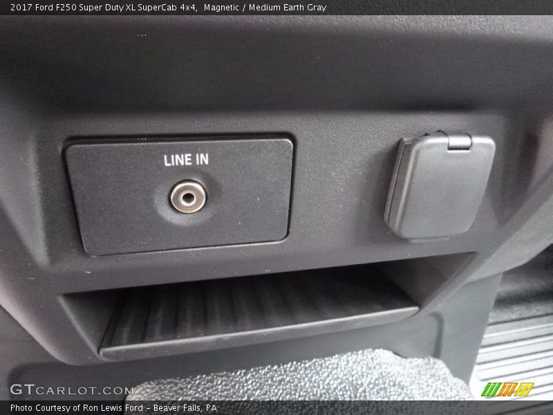 Magnetic / Medium Earth Gray 2017 Ford F250 Super Duty XL SuperCab 4x4