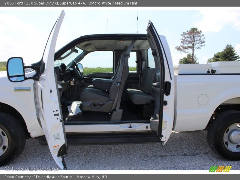 Oxford White / Medium Flint 2005 Ford F250 Super Duty XL SuperCab 4x4