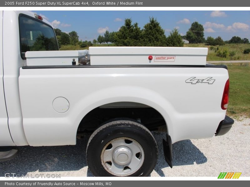 Oxford White / Medium Flint 2005 Ford F250 Super Duty XL SuperCab 4x4
