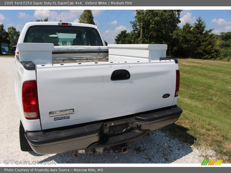 Oxford White / Medium Flint 2005 Ford F250 Super Duty XL SuperCab 4x4