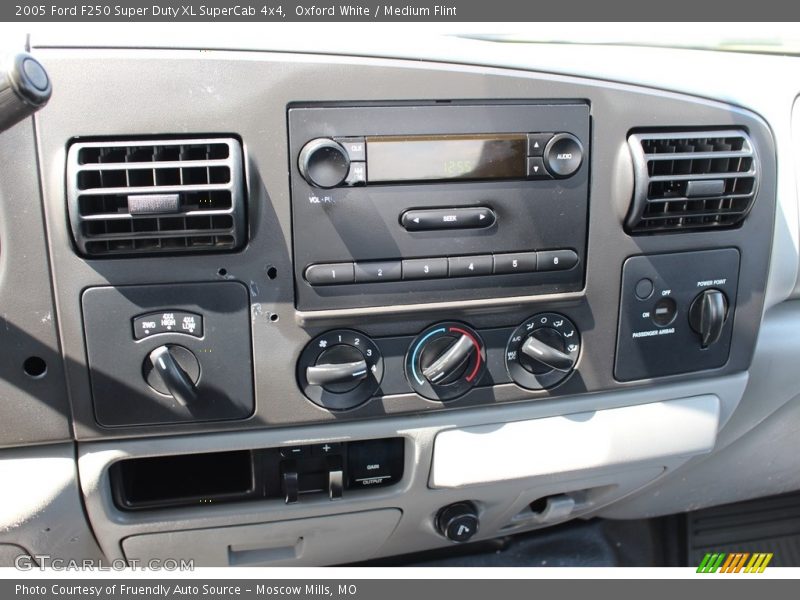 Oxford White / Medium Flint 2005 Ford F250 Super Duty XL SuperCab 4x4