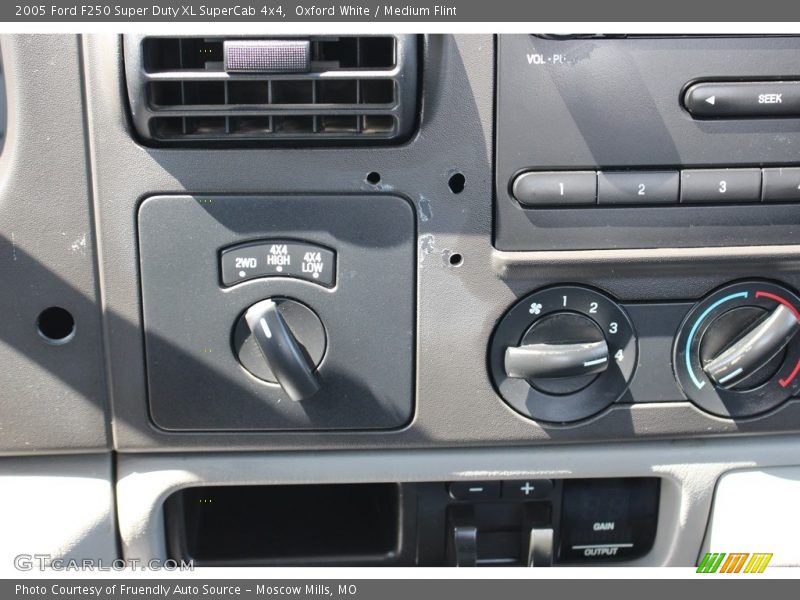 Oxford White / Medium Flint 2005 Ford F250 Super Duty XL SuperCab 4x4