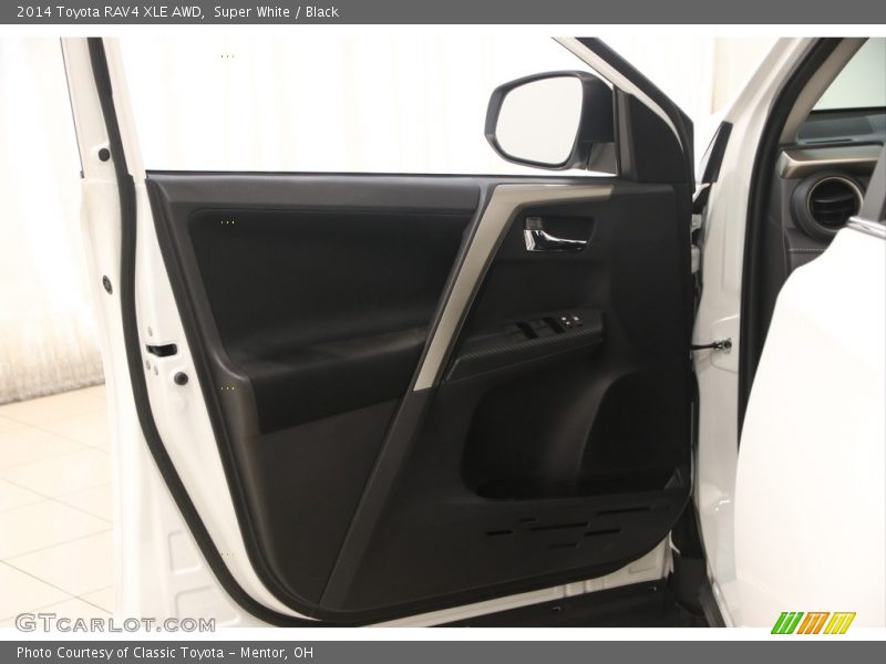 Super White / Black 2014 Toyota RAV4 XLE AWD