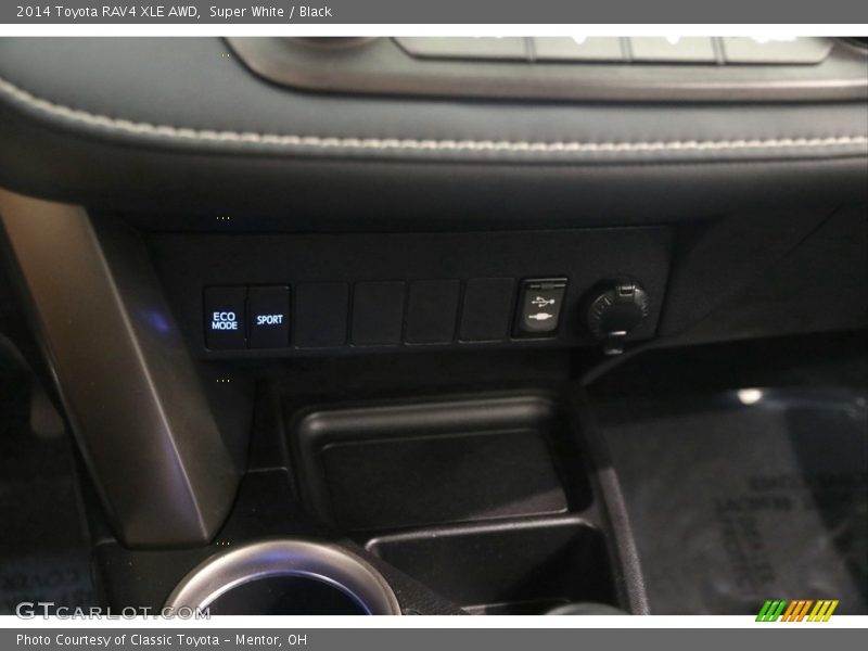 Super White / Black 2014 Toyota RAV4 XLE AWD