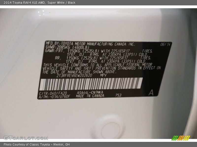 Super White / Black 2014 Toyota RAV4 XLE AWD