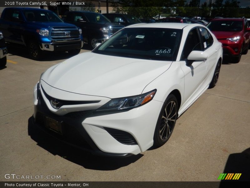 Super White / Black 2018 Toyota Camry SE