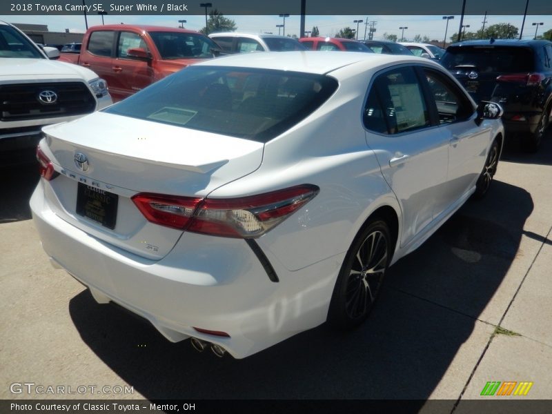 Super White / Black 2018 Toyota Camry SE